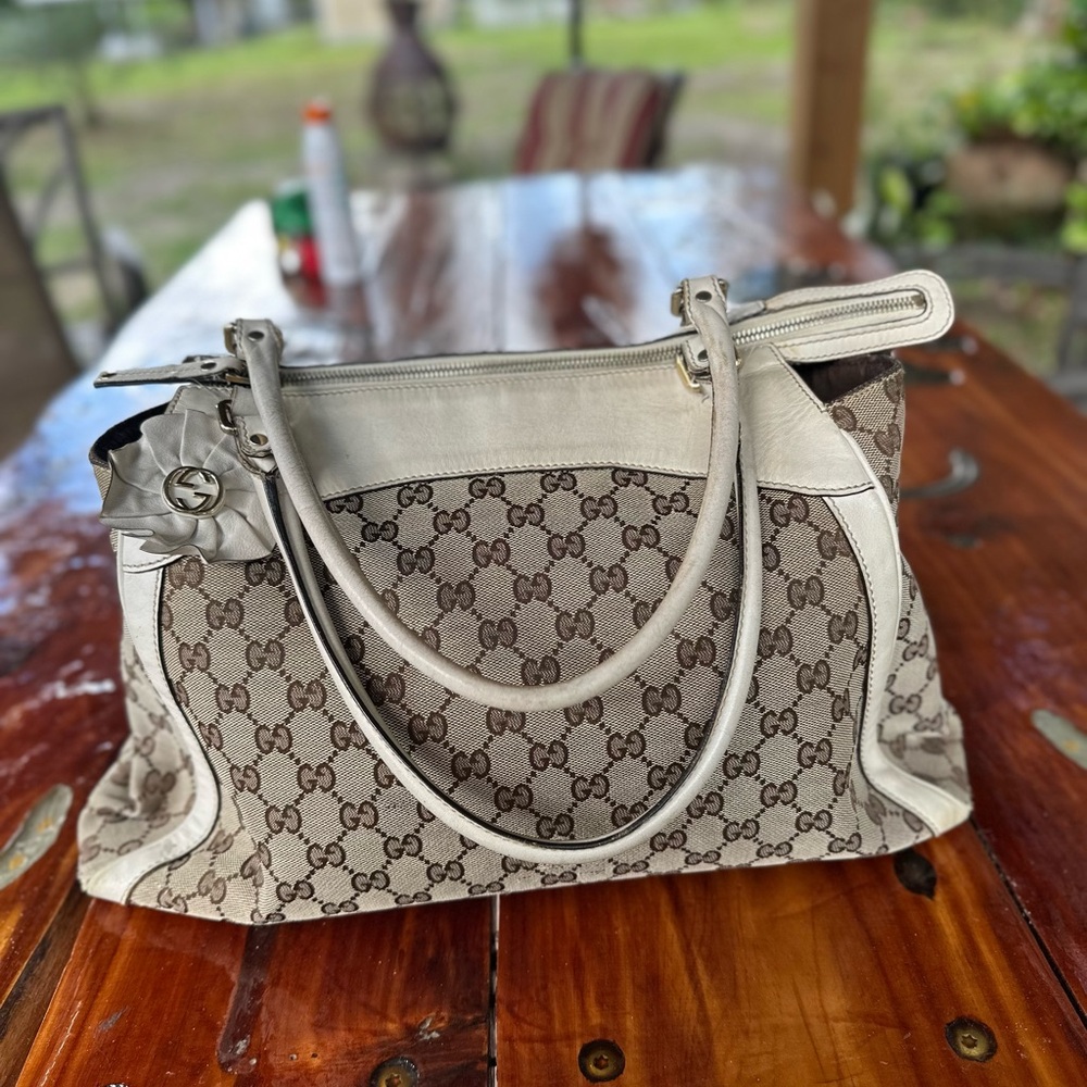 Beautiful brown leather Gucci bag in good use condition